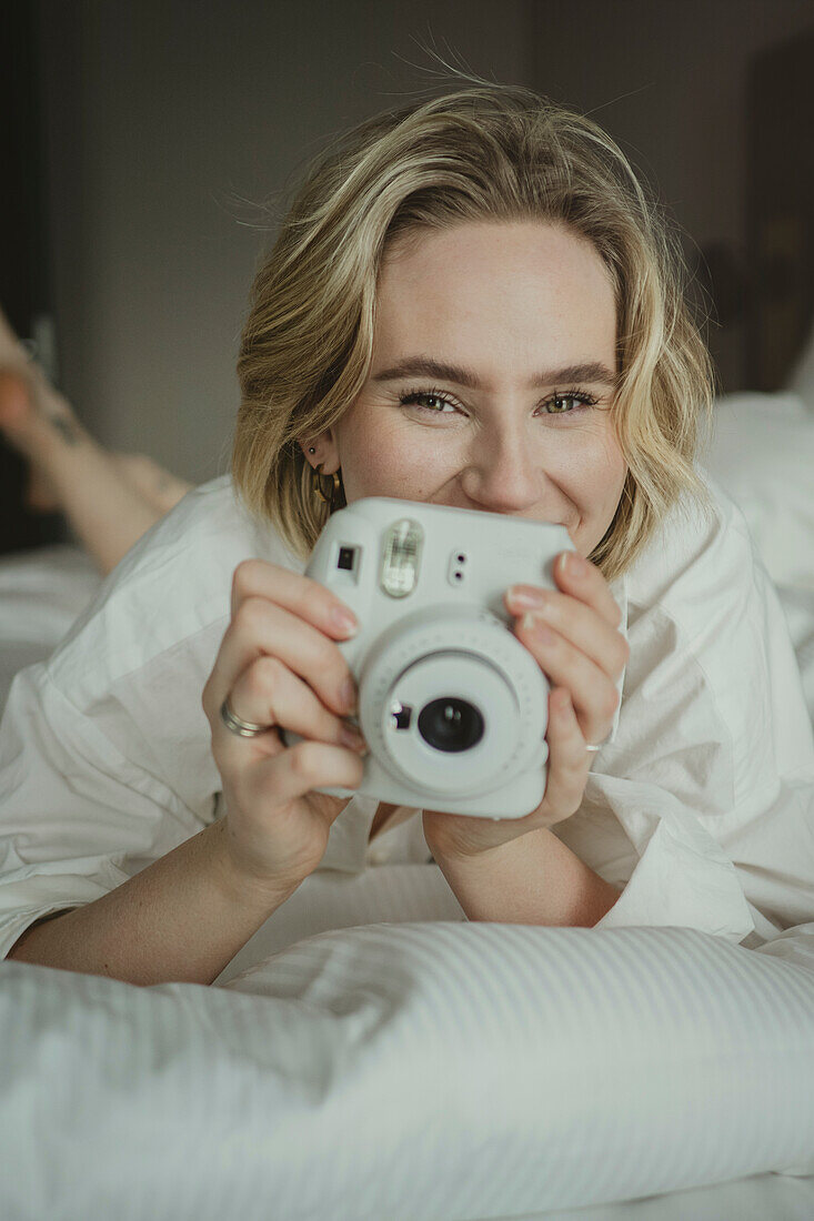 Blonde Frau fotografiert im Schlafzimmer