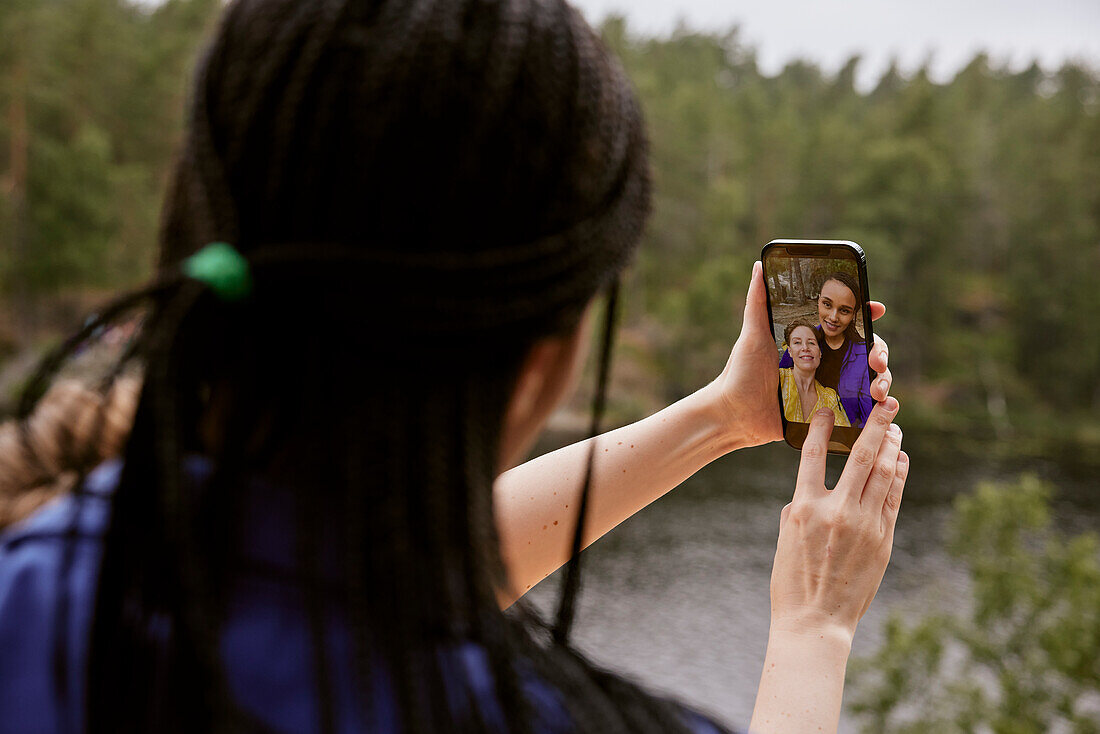 Weibliches Paar macht Selfie im Freien