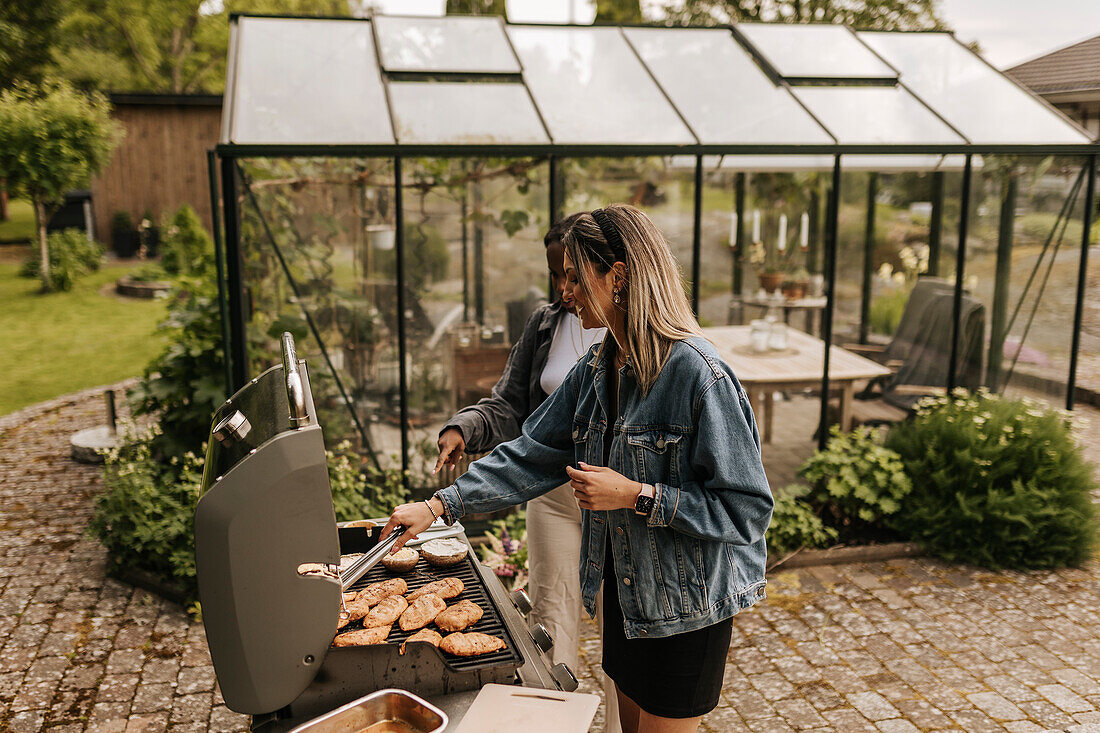 Frauen beim Grillen im Garten