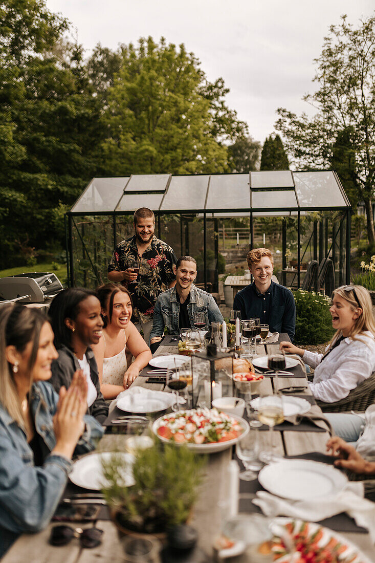 Freunde beim Essen im Garten