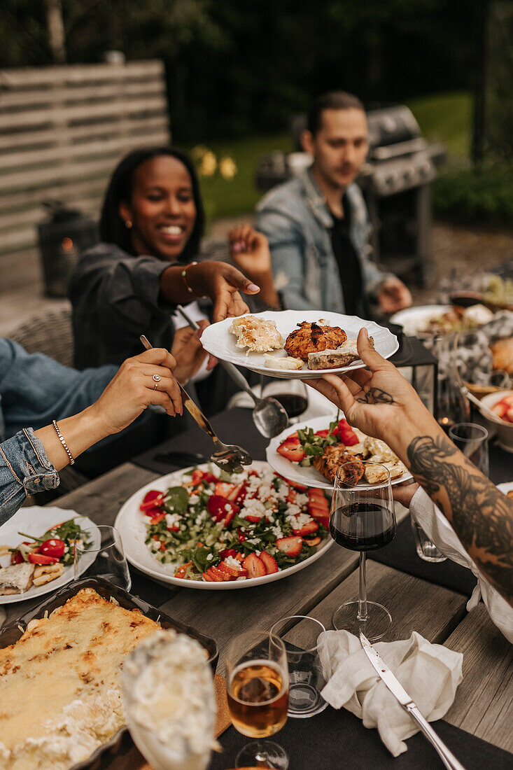 Freunde beim Essen im Garten