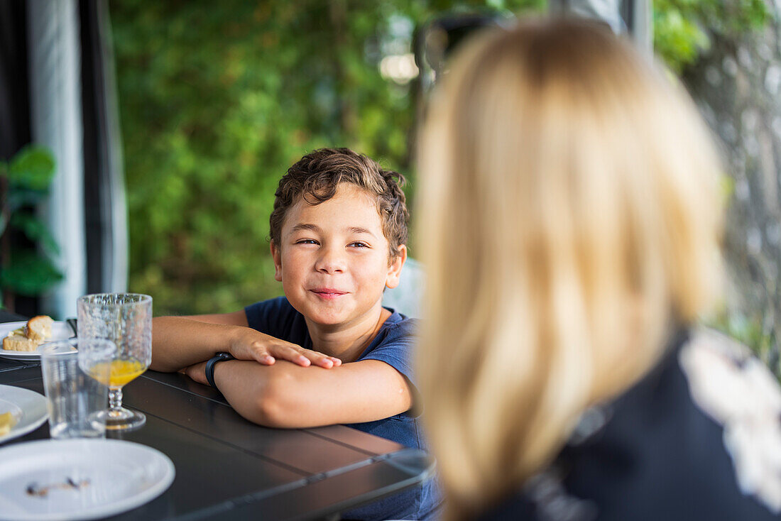 Junge sitzt am Tisch