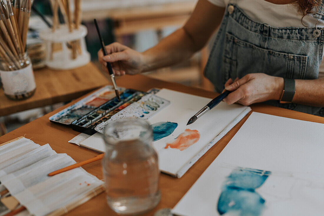 Künstlerin malt im Atelier