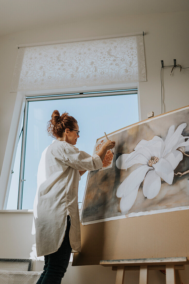 Künstlerin malt im Atelier