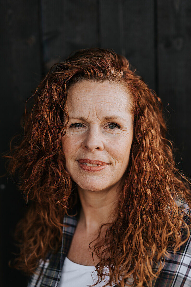 Portrait of smiling woman looking at camera
