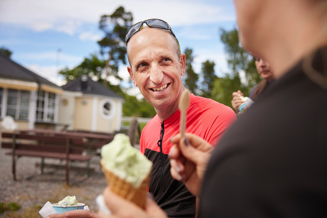 Lächelnder Mann isst Eiscreme