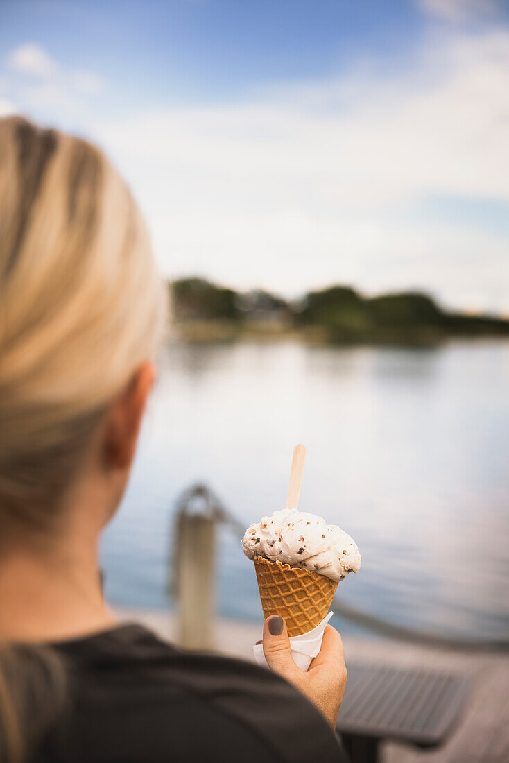 Frauenhand hält Eiswaffel