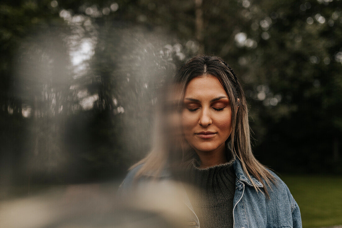 Junge Frau mit offenen Augen