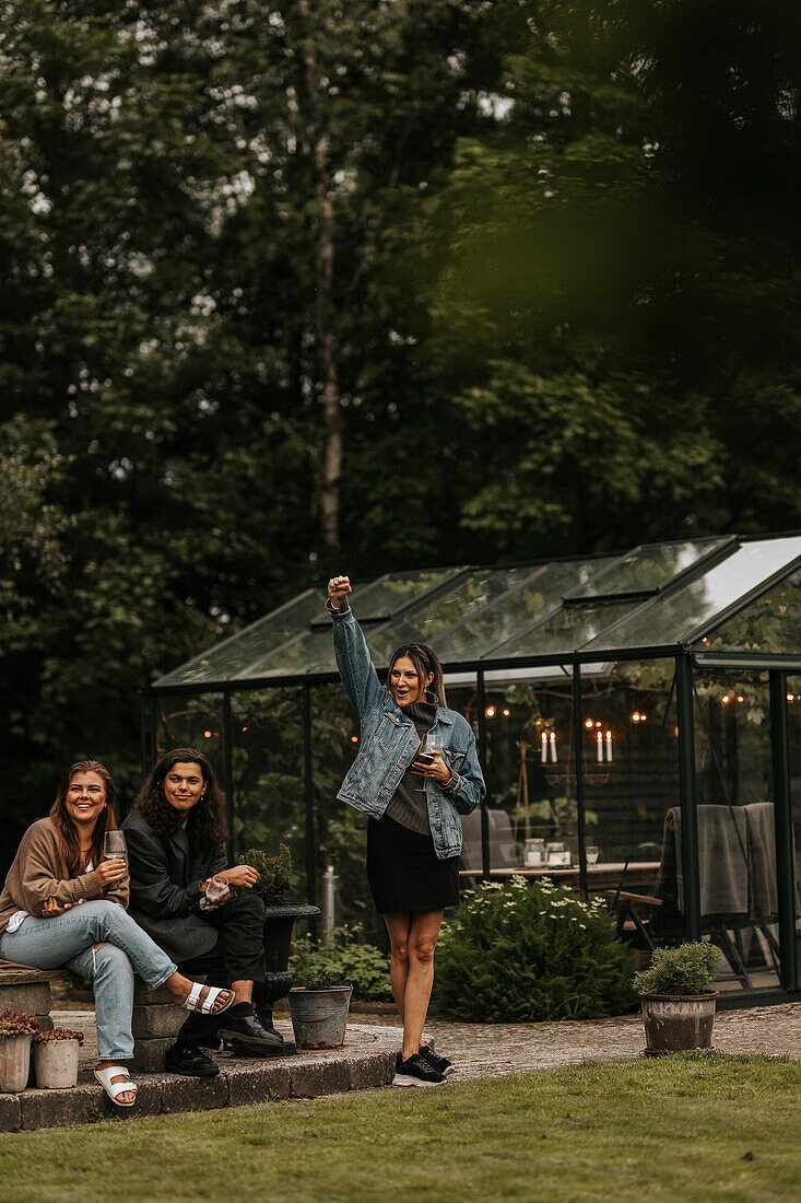 Freunde treffen sich im Garten