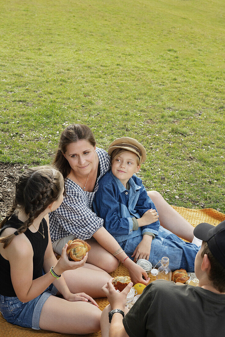 Mutter macht Picknick mit Kindern