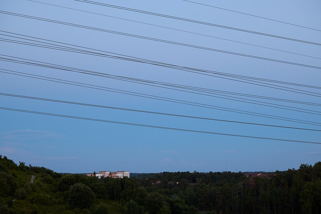 Elektrizitätskabel gegen den Himmel