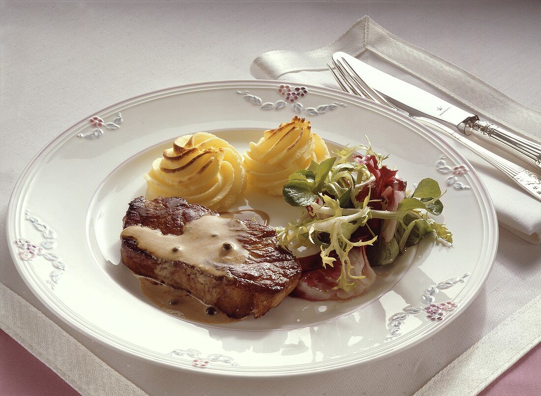 Rindersteak mit Salat & Kartoffelrosetten