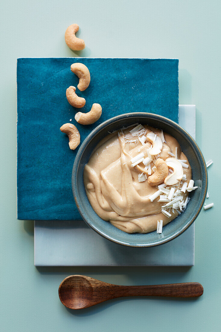 Weiße Schokoladencreme mit Cashewkernen