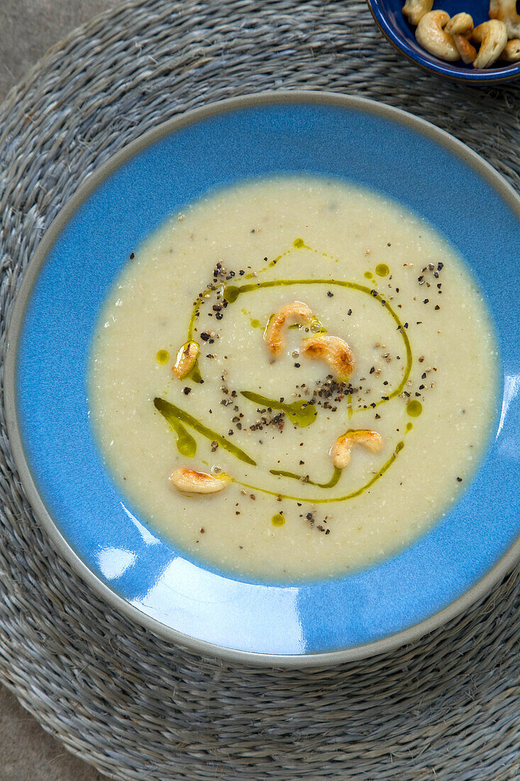 Blumenkohl-Cannellini-Bohnensuppe mit Cashewkernen