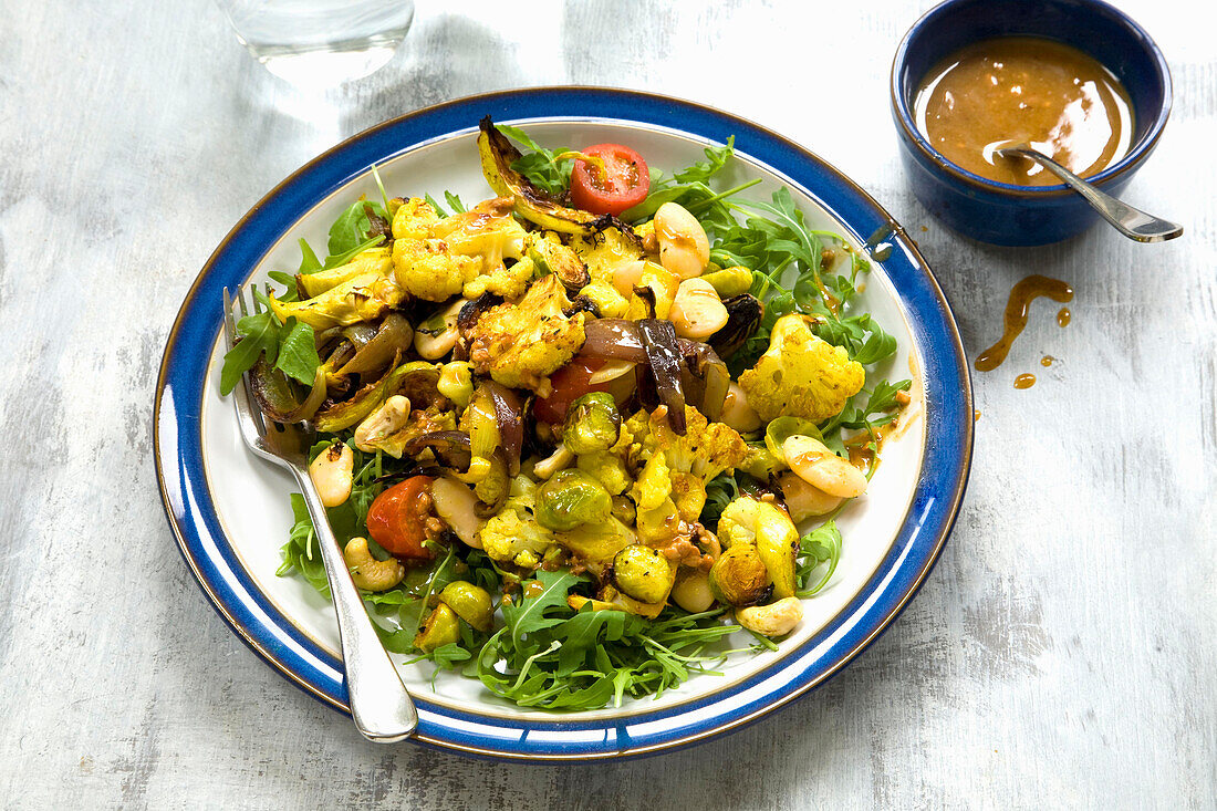 Kohlsalat mit Blumenkohl, Rosenkohl, Rucola und Kurkuma