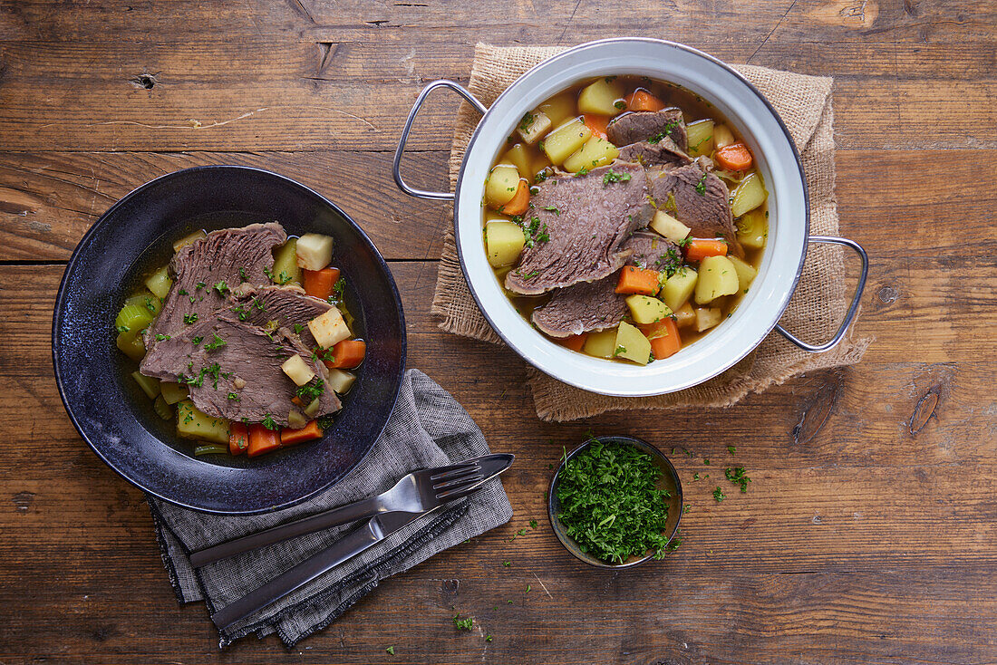 Tafelspitz mit Brühe und Gemüse