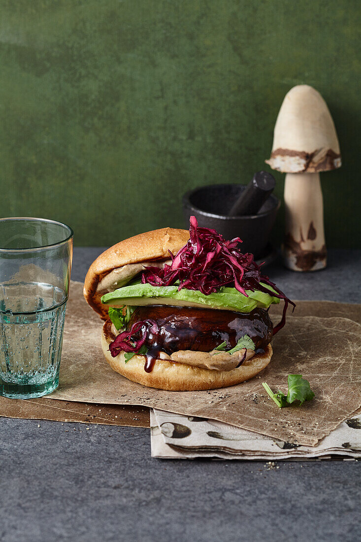 Veganer Portobello-Teriyaki-Burger mit rotem Asia-Slaw und Pilz-Mayo