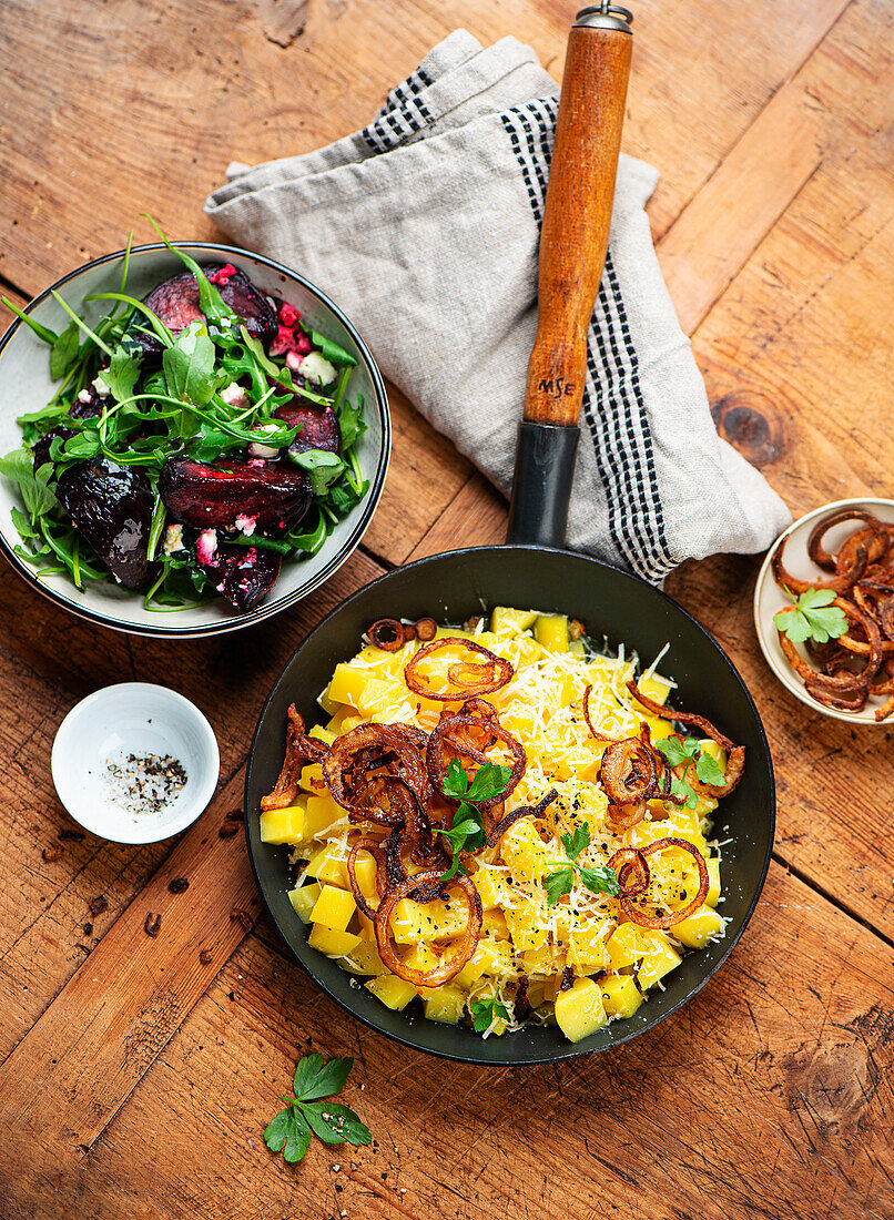 Bratkartoffeln mit Käse und Röstzwiebeln dazu Rote-Bete-Salat