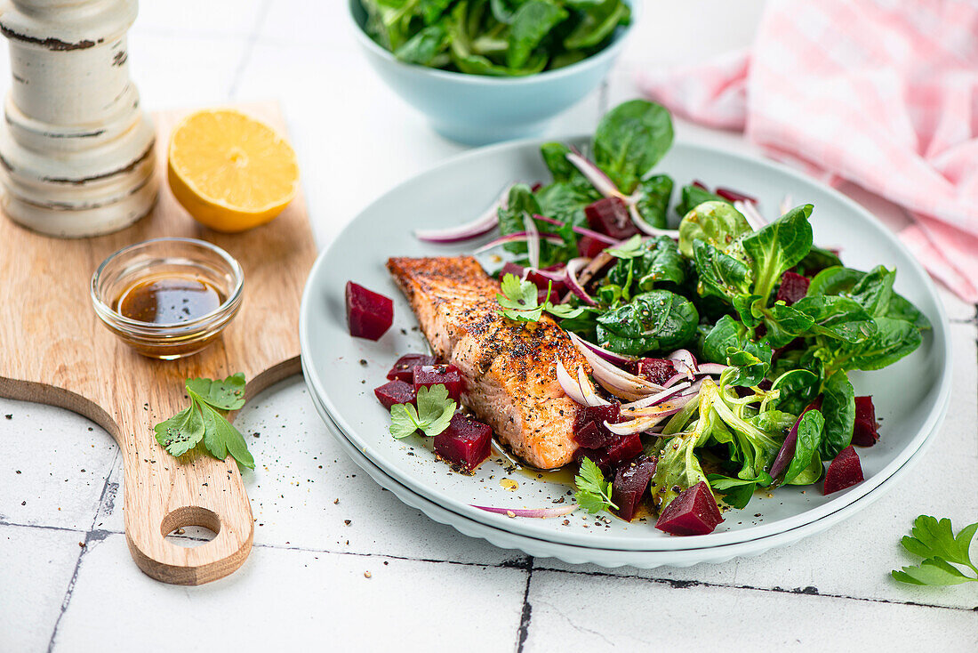 Gebratener Lachs mit Feldsalat und Rote Bete