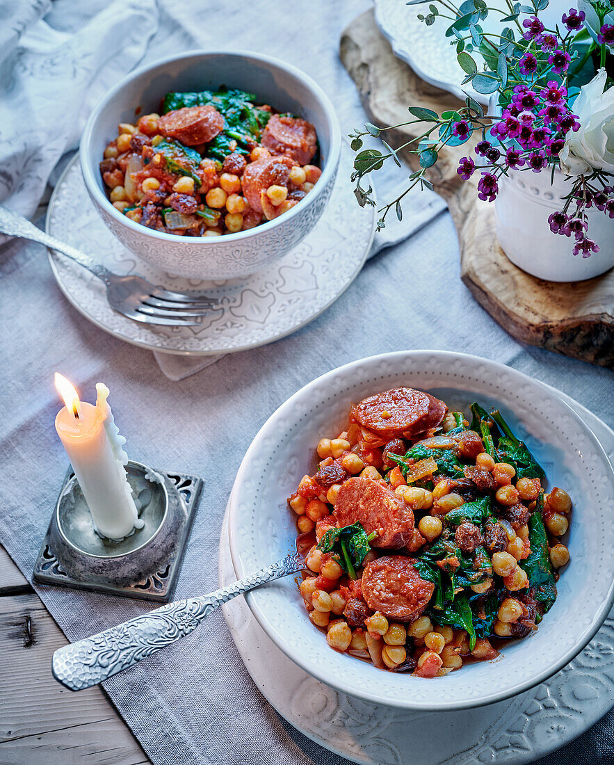 Eintopf aus Kichererbsen, Chorizo und Spinat