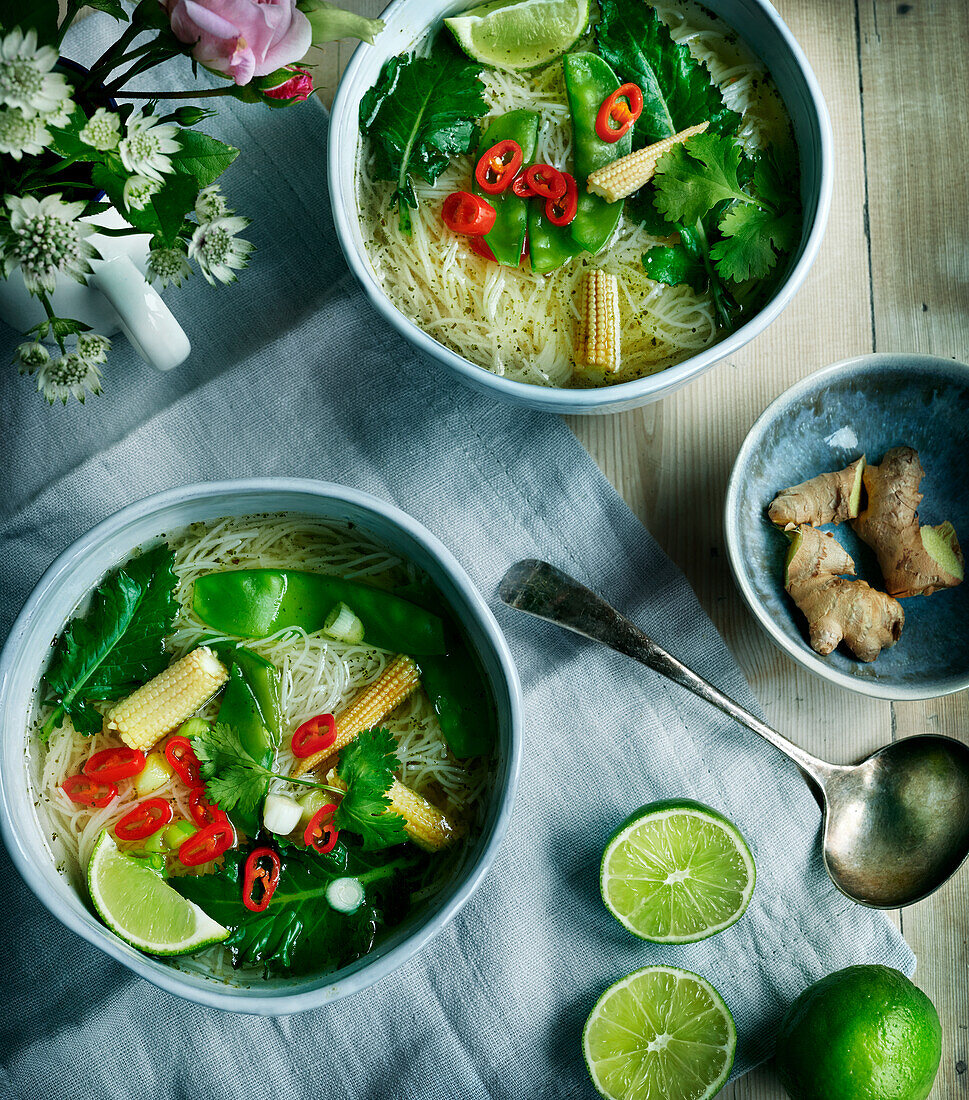 Thailändische Nudelsuppe mit Zuckerschoten