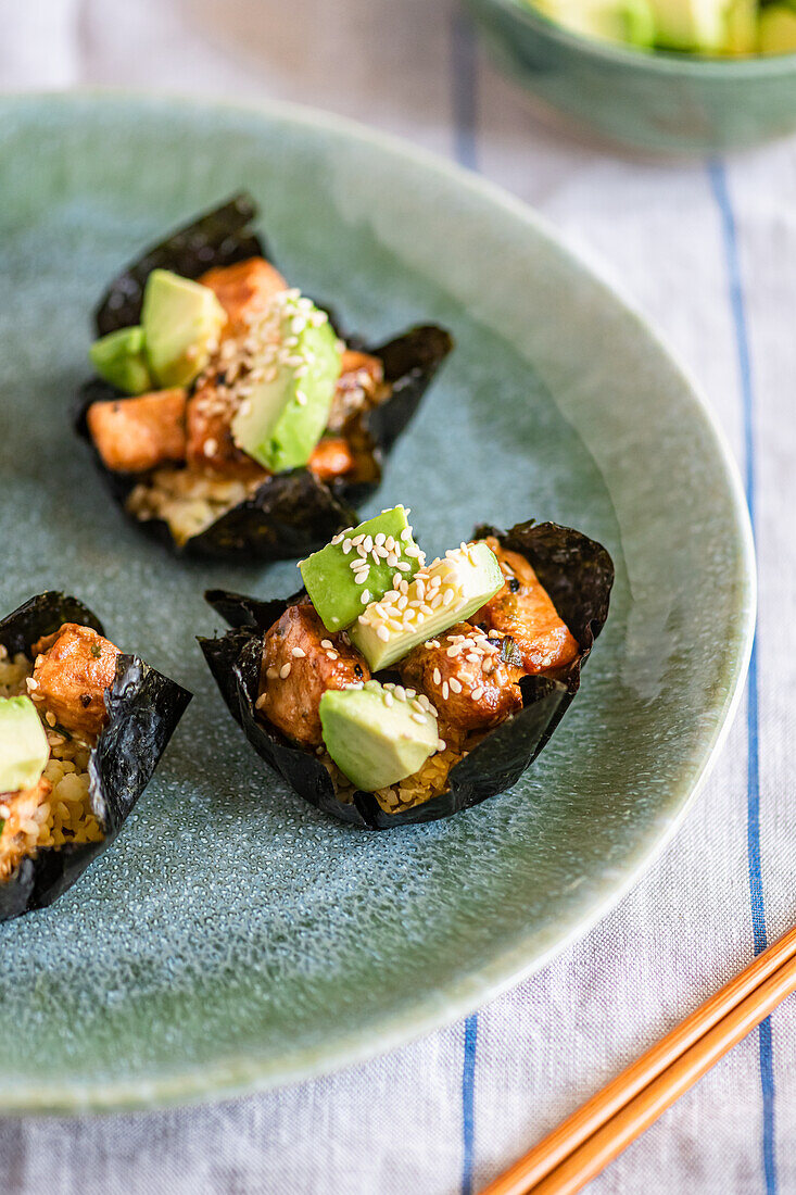 Gebackene Nori-Becher mit Lachs, Avocado und Sesam