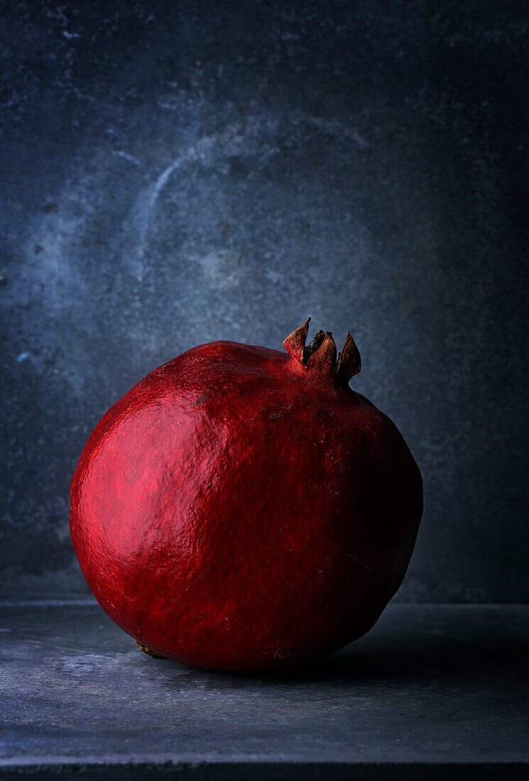 Ein Granatapfel vor dunklem Hintergrund