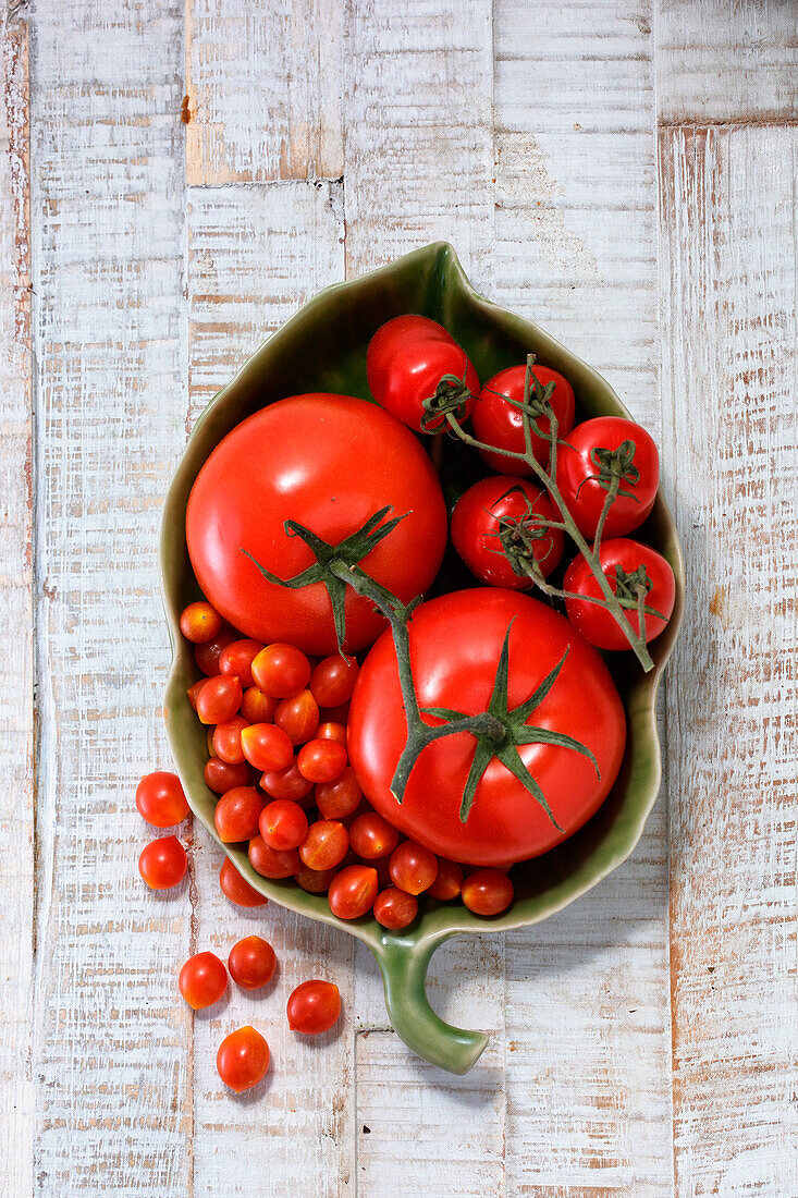 Verschiedene Tomatensorten in blattförmiger Schale