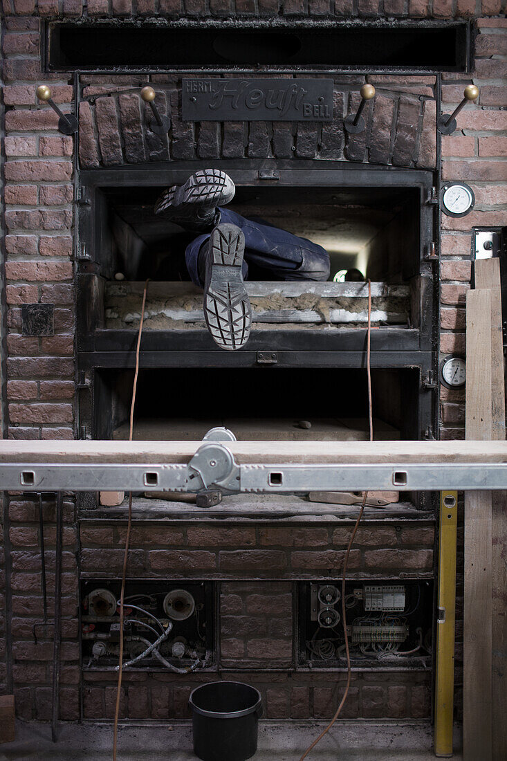 Oven maker in a wood-fired oven