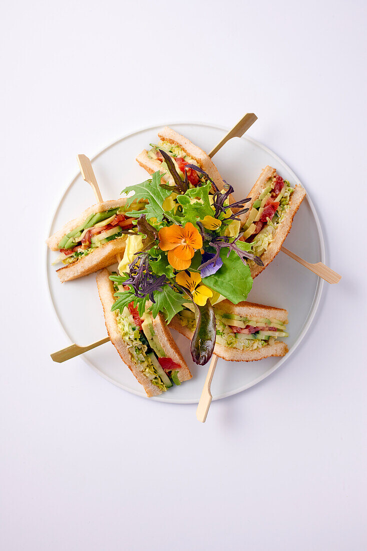 Vegane Clubsandwiches dekoriert mit Blüten