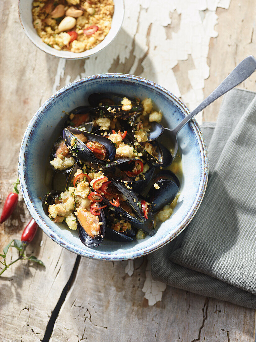 Miesmuscheln mit Bröseln, Mandeln und Chili (Toskana, Italien)