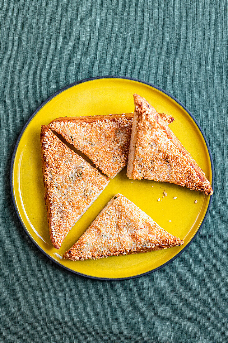 Garnelentoast auf gelbem Teller