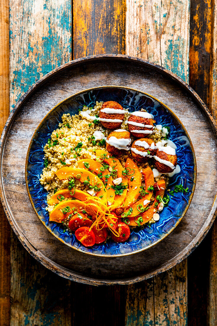Kürbis-Quinoa-Bowl mit Falafel und Sesam-Orangen-Dressing