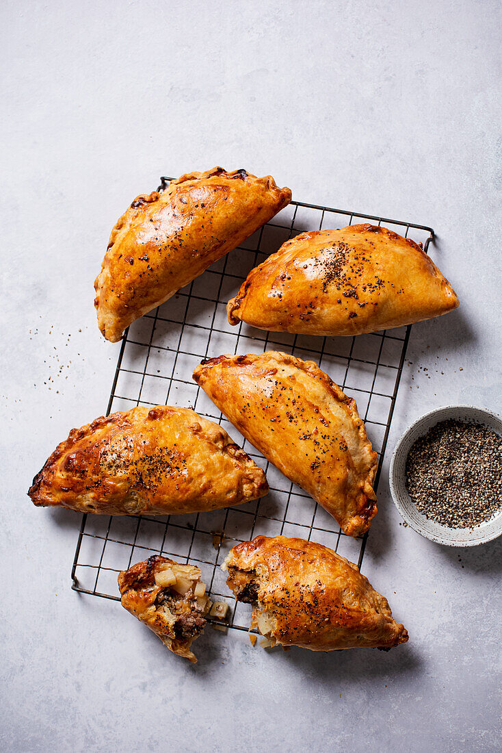 Cornish Pasties mit Rindfleisch, Steckrüben und Kartoffeln