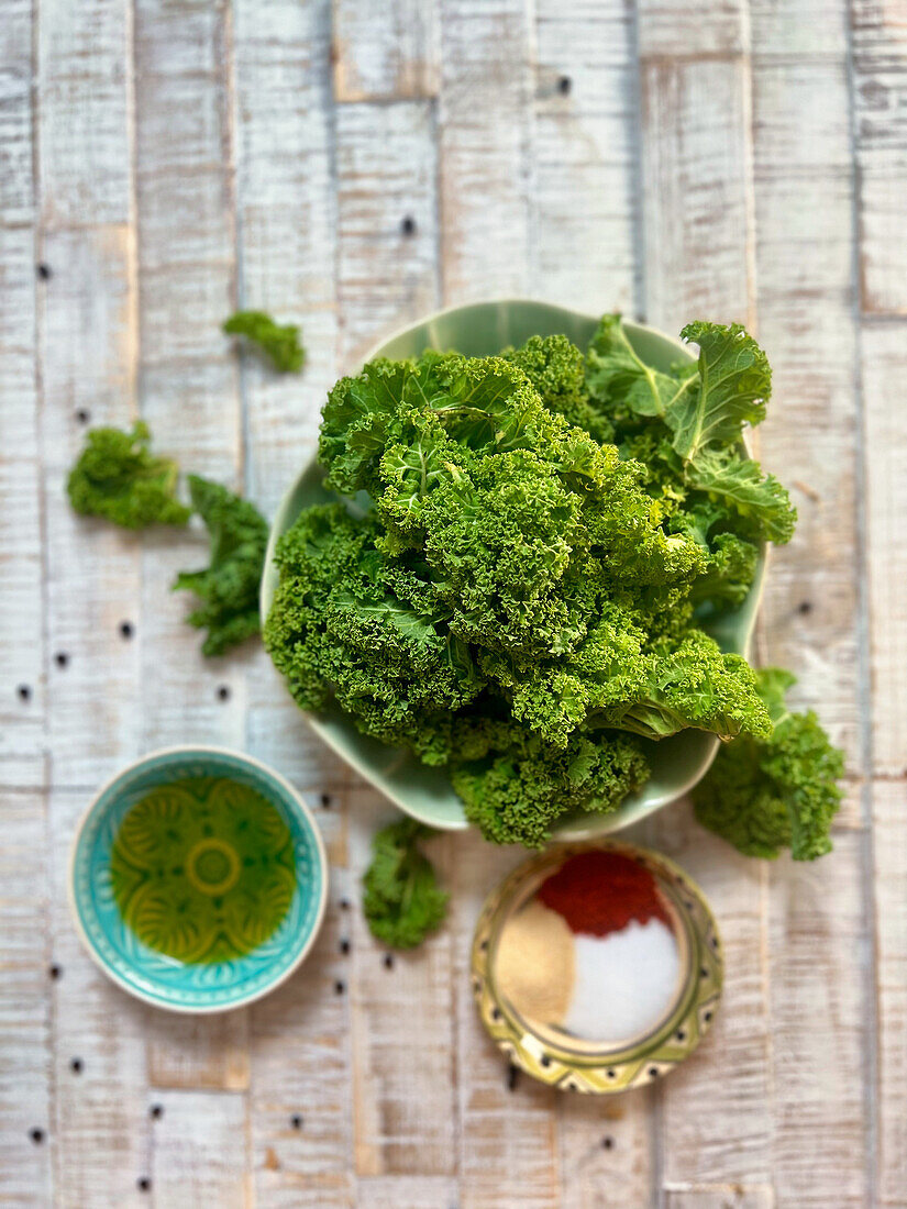 Ingredients for kale chips: Fresh kale, oil and spices