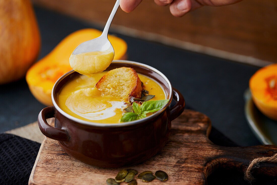 Kürbissuppe mit Röstbrot und Kürbiskernen