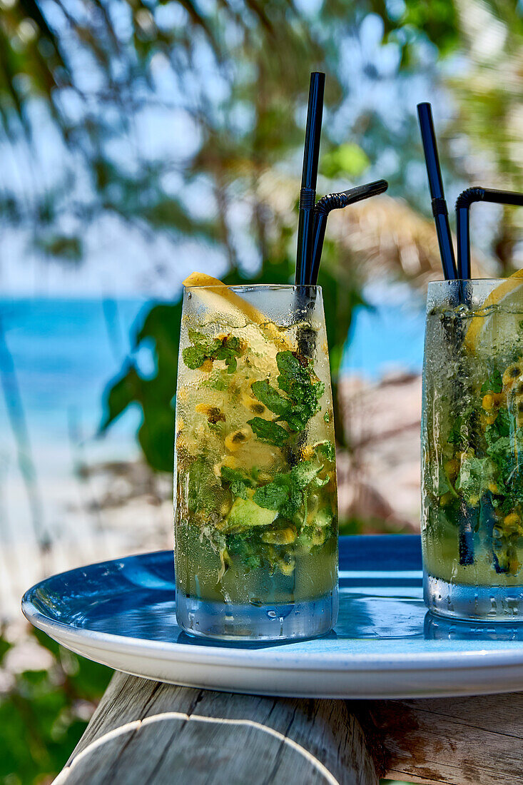 Mojito auf Tablett am Strand (Seychelles)