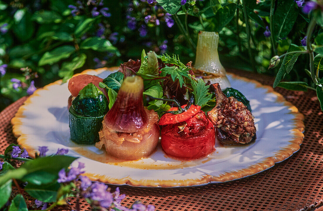 Provenzalisches gefülltes Gemüse (Tomate, Zwiebel, Zucchini)