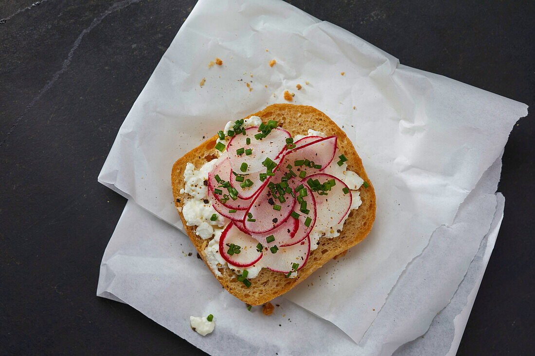 Helles Biobrot mit Hüttenkäse und Radieschen