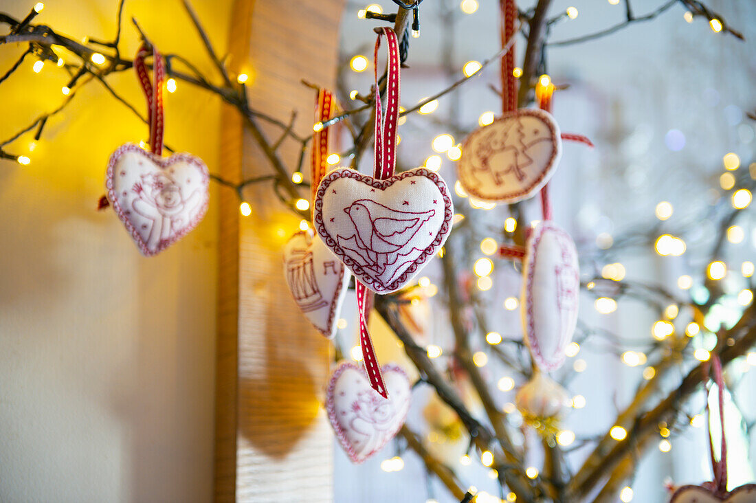 Stoffherzen mit Stickerei als Weihnachtsbaumanhänger