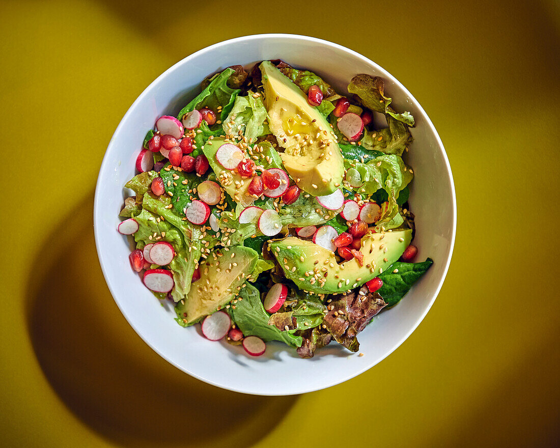 Avocado salad with radishes