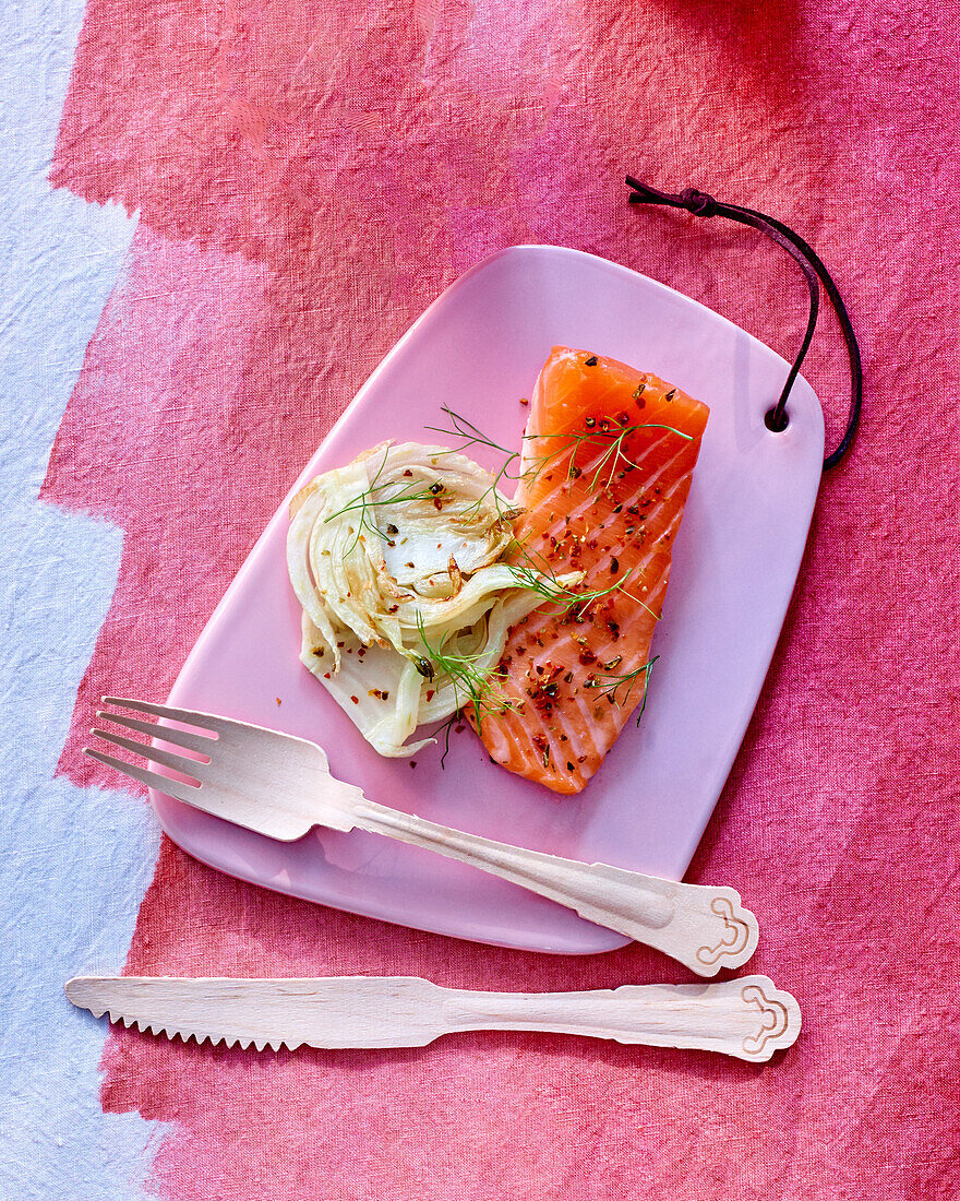 Half-cooked salmon with fennel