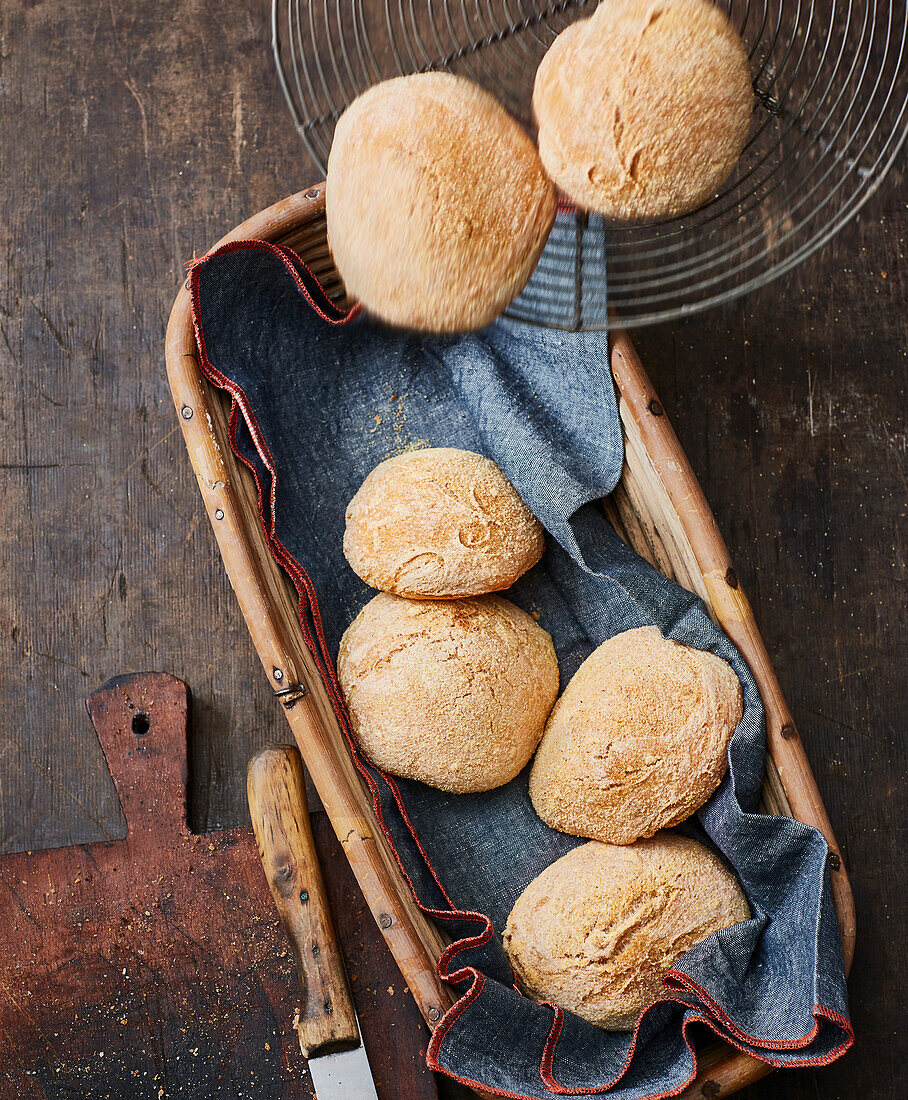 Schnelle Brötchen mit Polentakruste