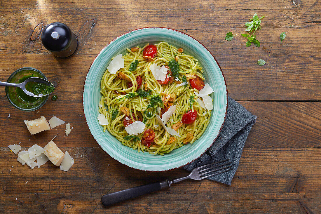 Spaghetti with Pesto, Tomatoes and Parmesan Cheese