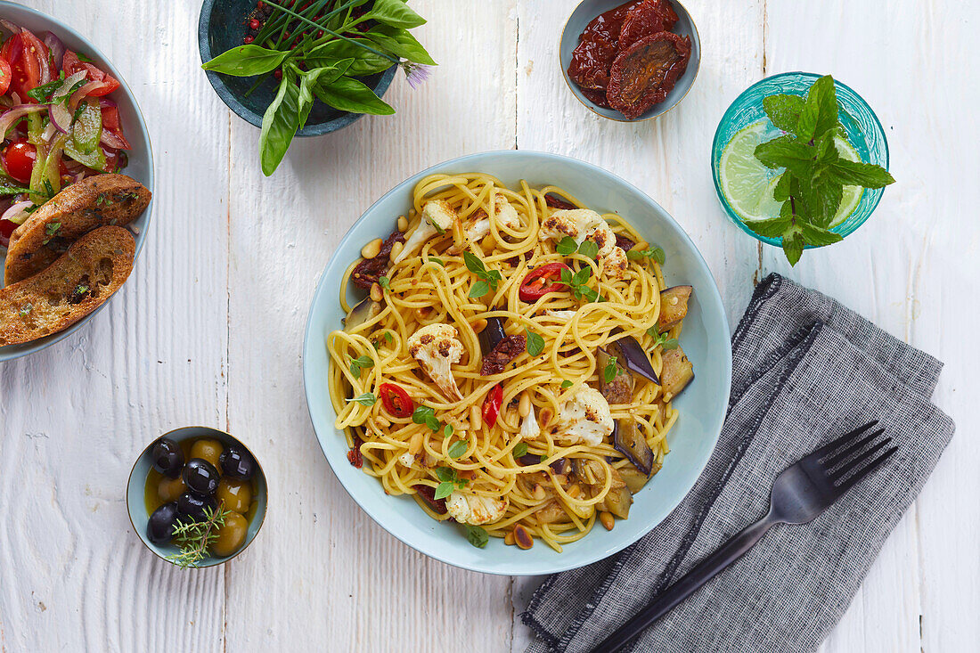 Spaghetti mit Auberginen, getrockneten Tomaten, Blumenkohl und Chiliringen