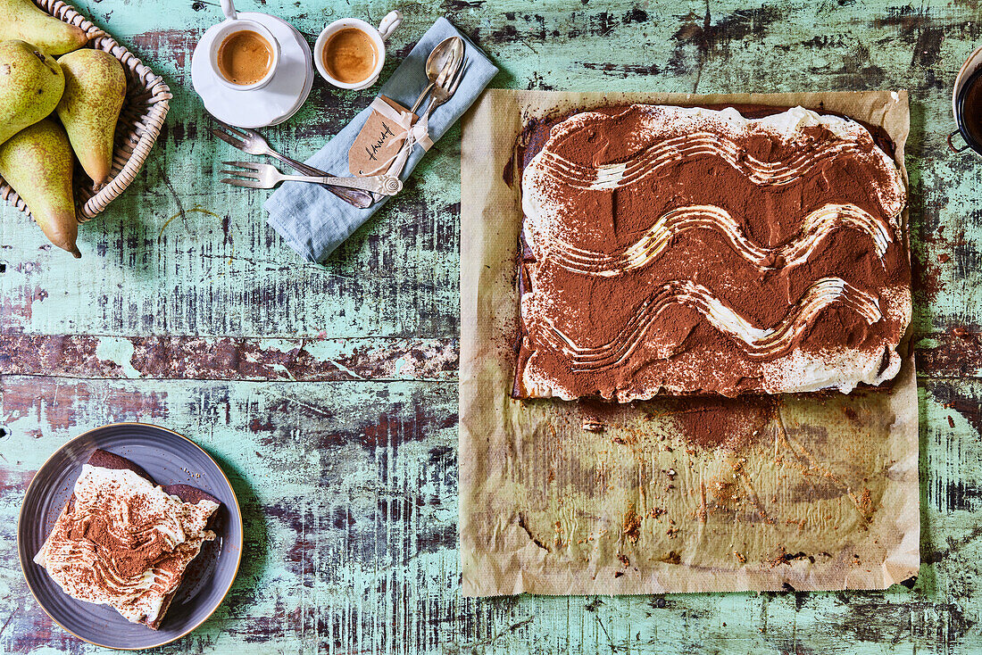 Birnen-Marmorkuchen mit Sahne und Kakaopulver