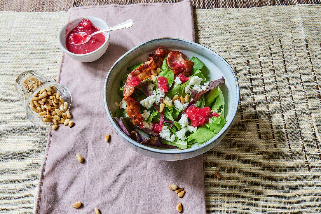 Salat mit Feta, Bacon und Zwetschgenchutney