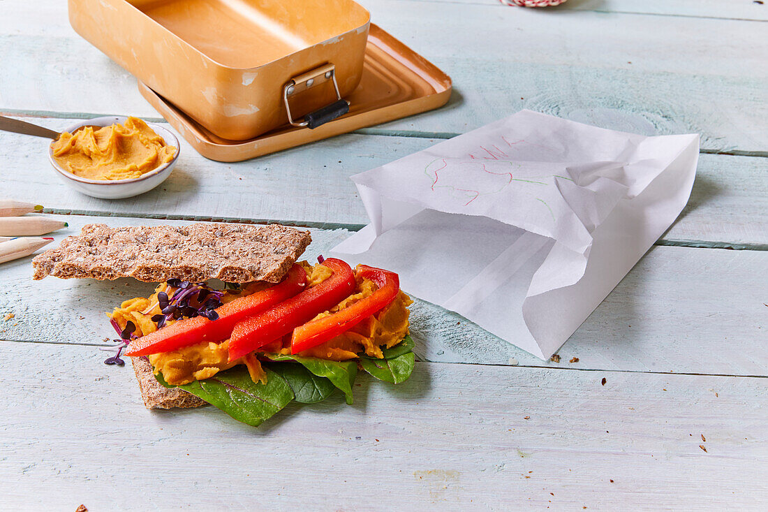 Crispbread with lentil cream and peppers