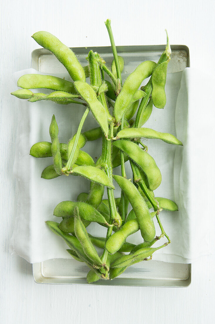 Frische Sojabohnen (Edamame) in einer Auflaufform