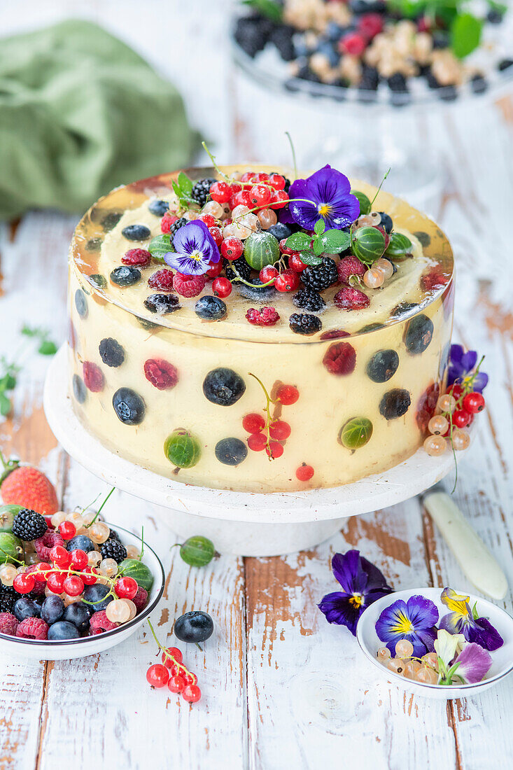 Berry jelly cake with champagne jelly